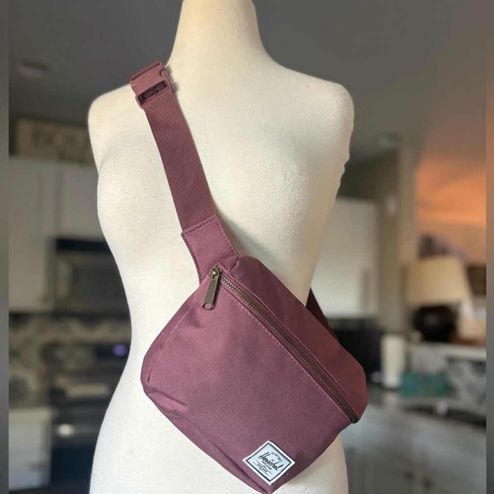 Herschel Hip Pack 2L- new without tags- dusty rose
